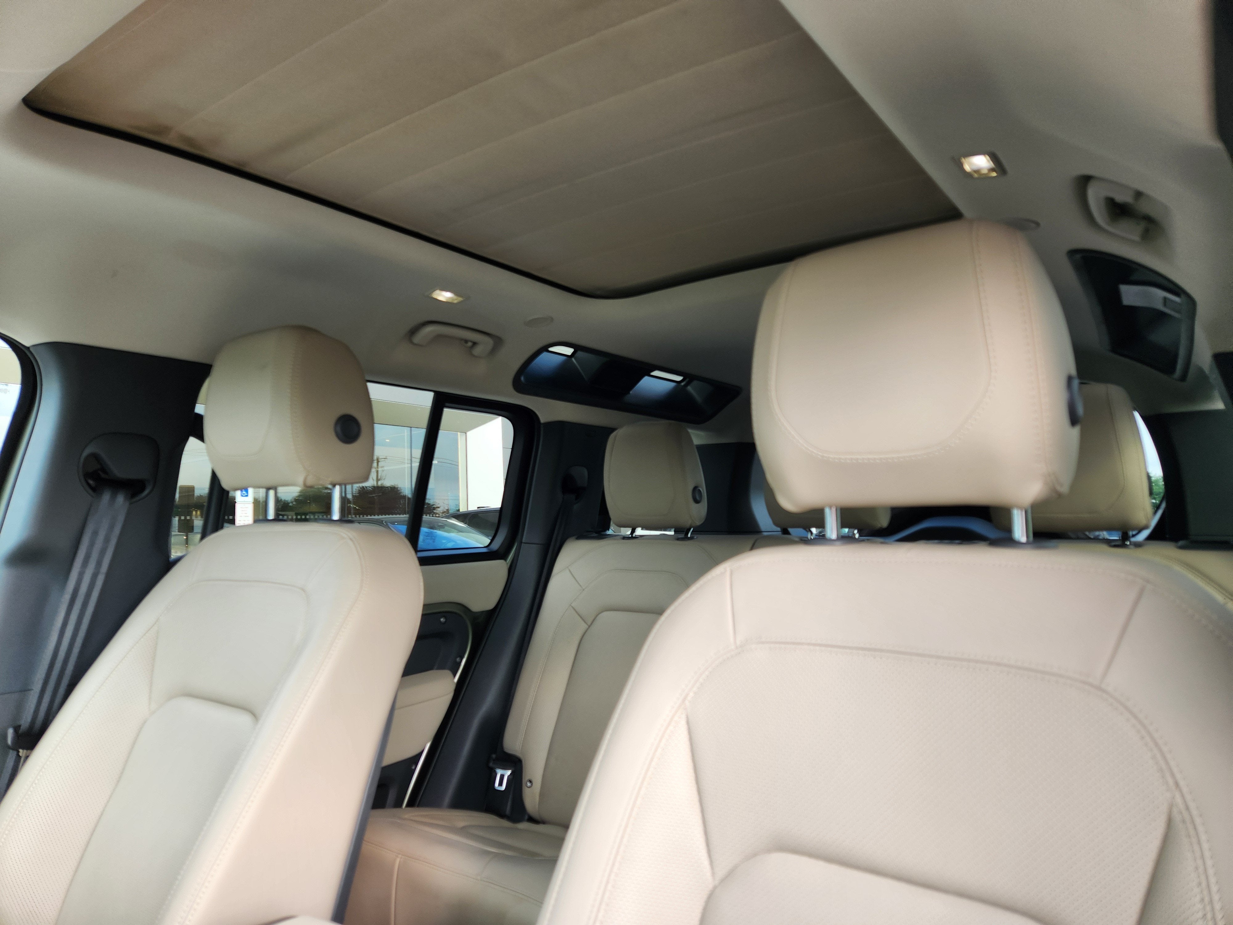 2023 Land Rover Defender SE