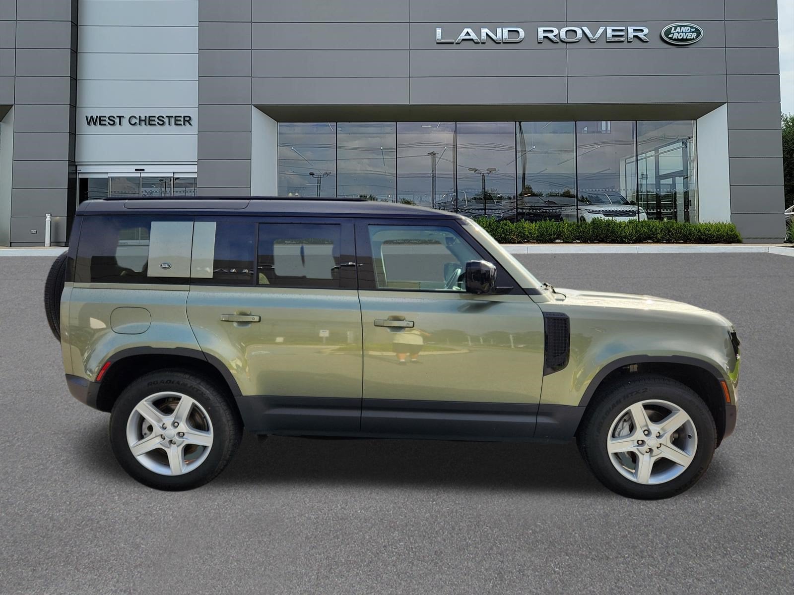 2023 Land Rover Defender SE