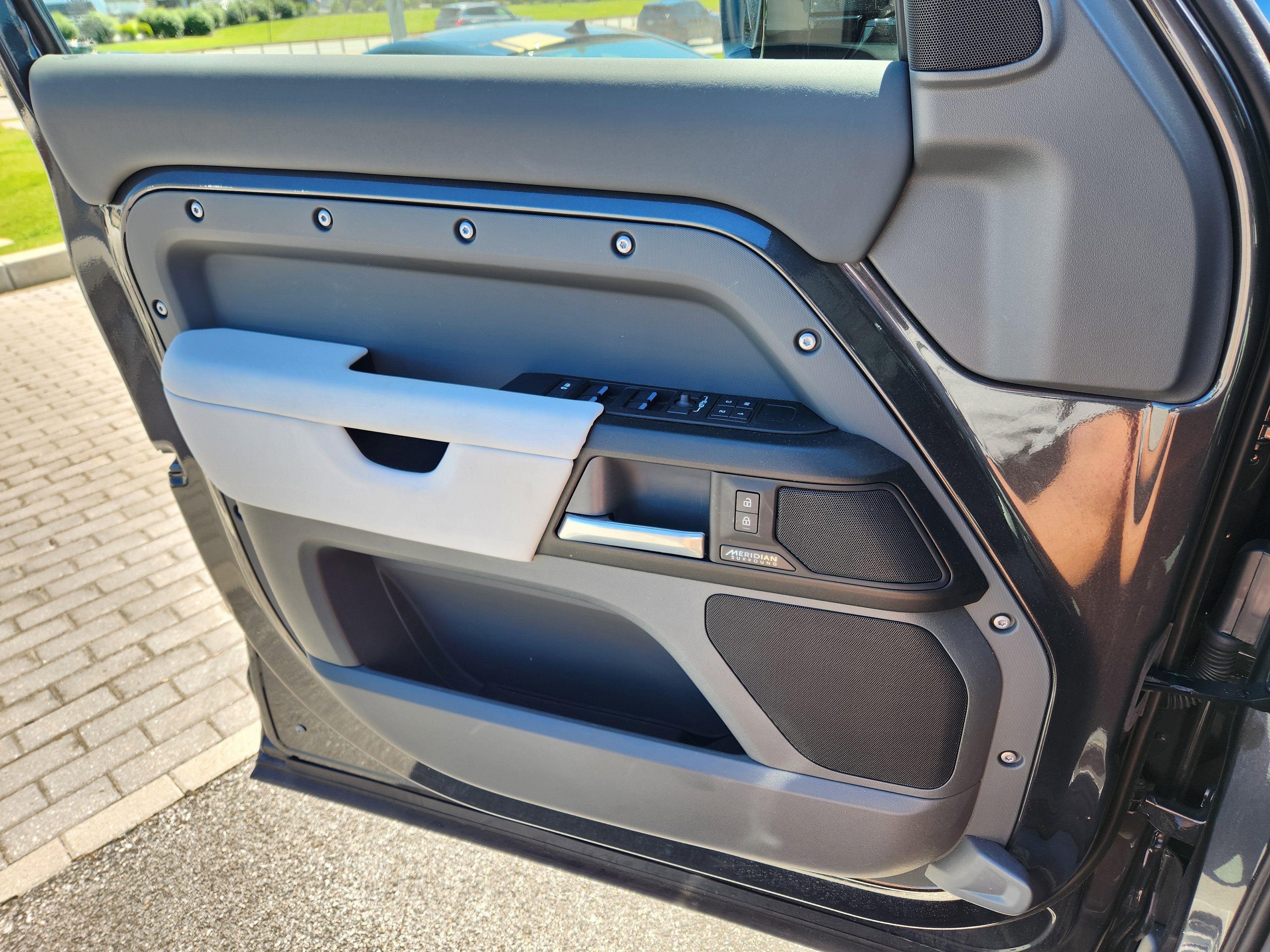 2025 Land Rover Defender 130 V8