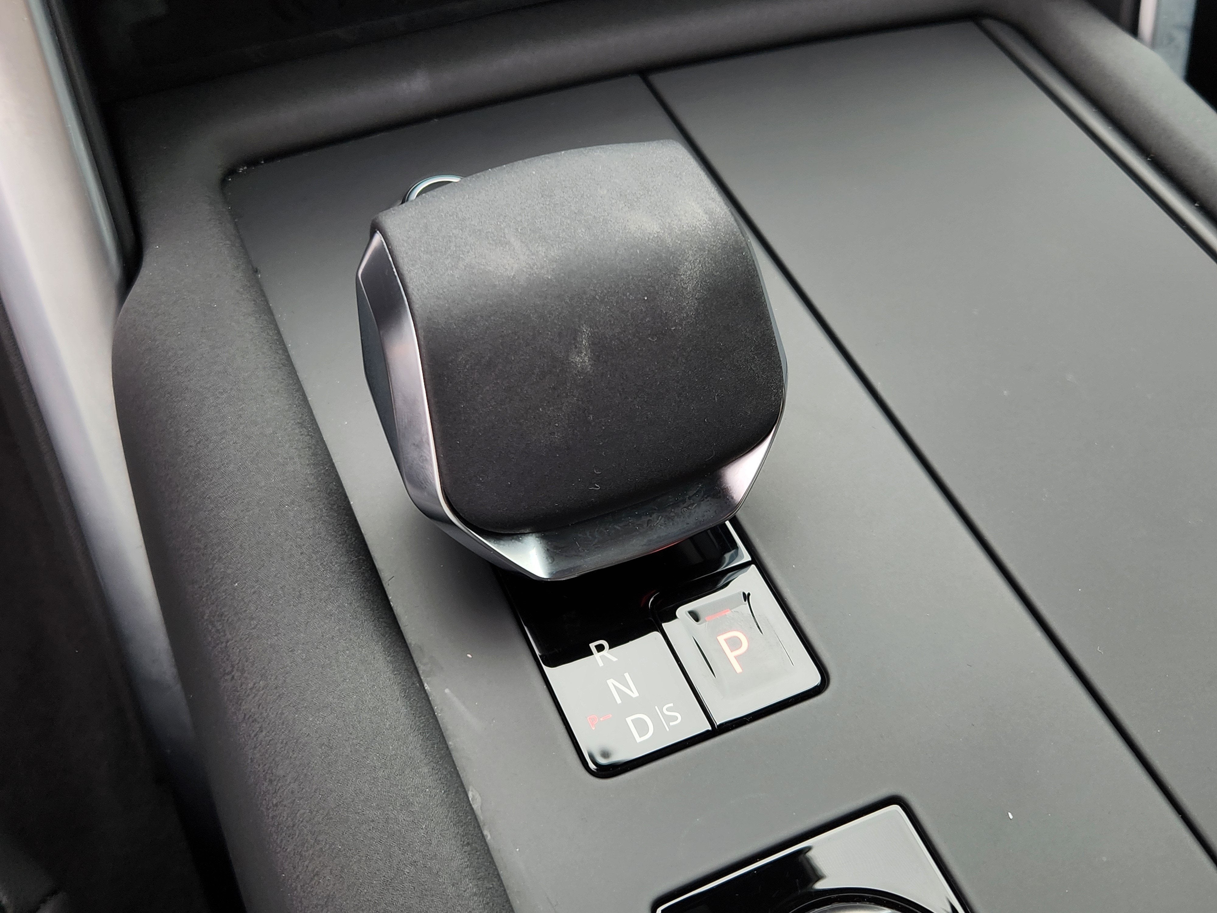 2025 Land Rover Discovery S