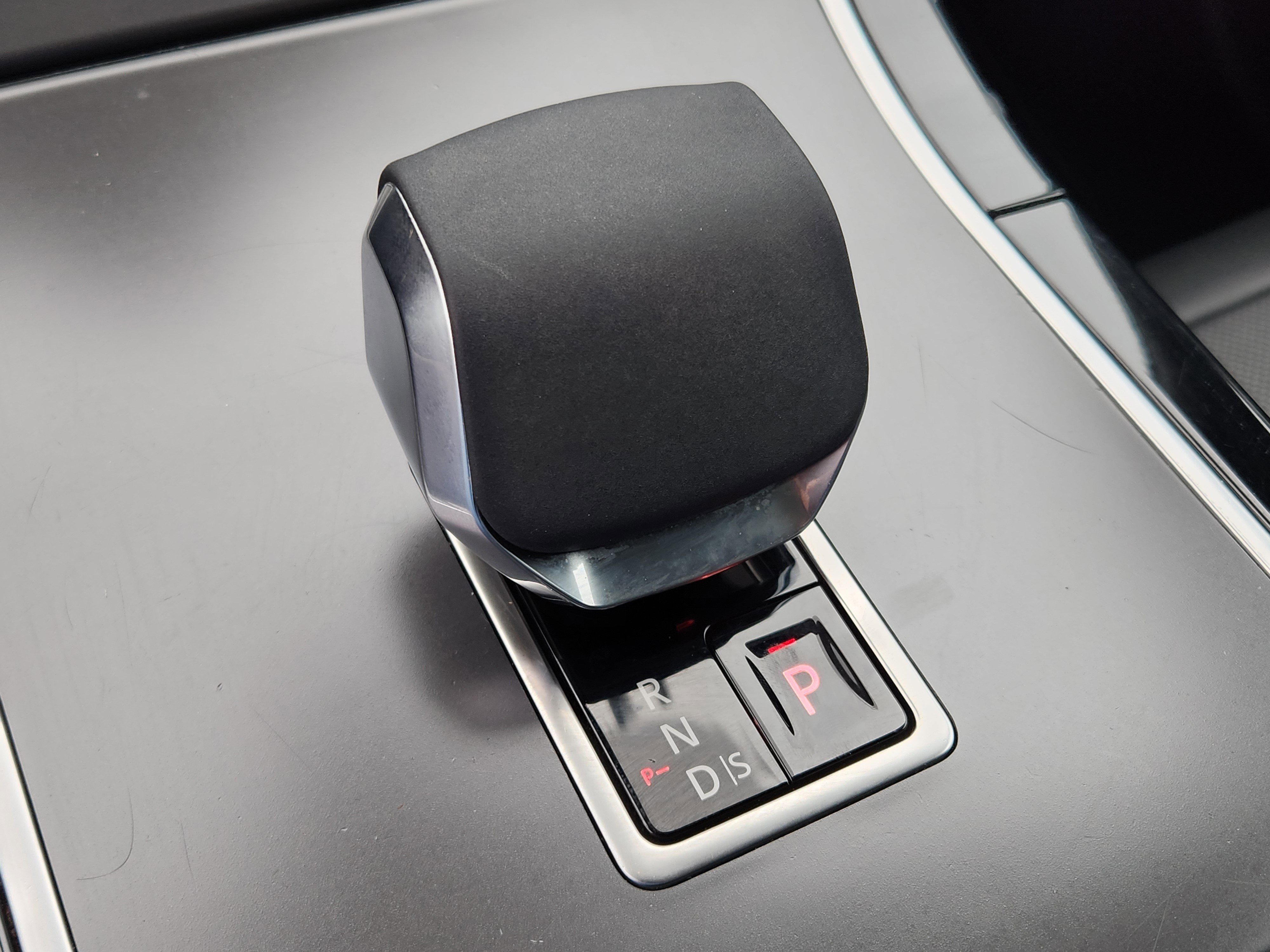 2025 Land Rover Range Rover Velar Dynamic SE