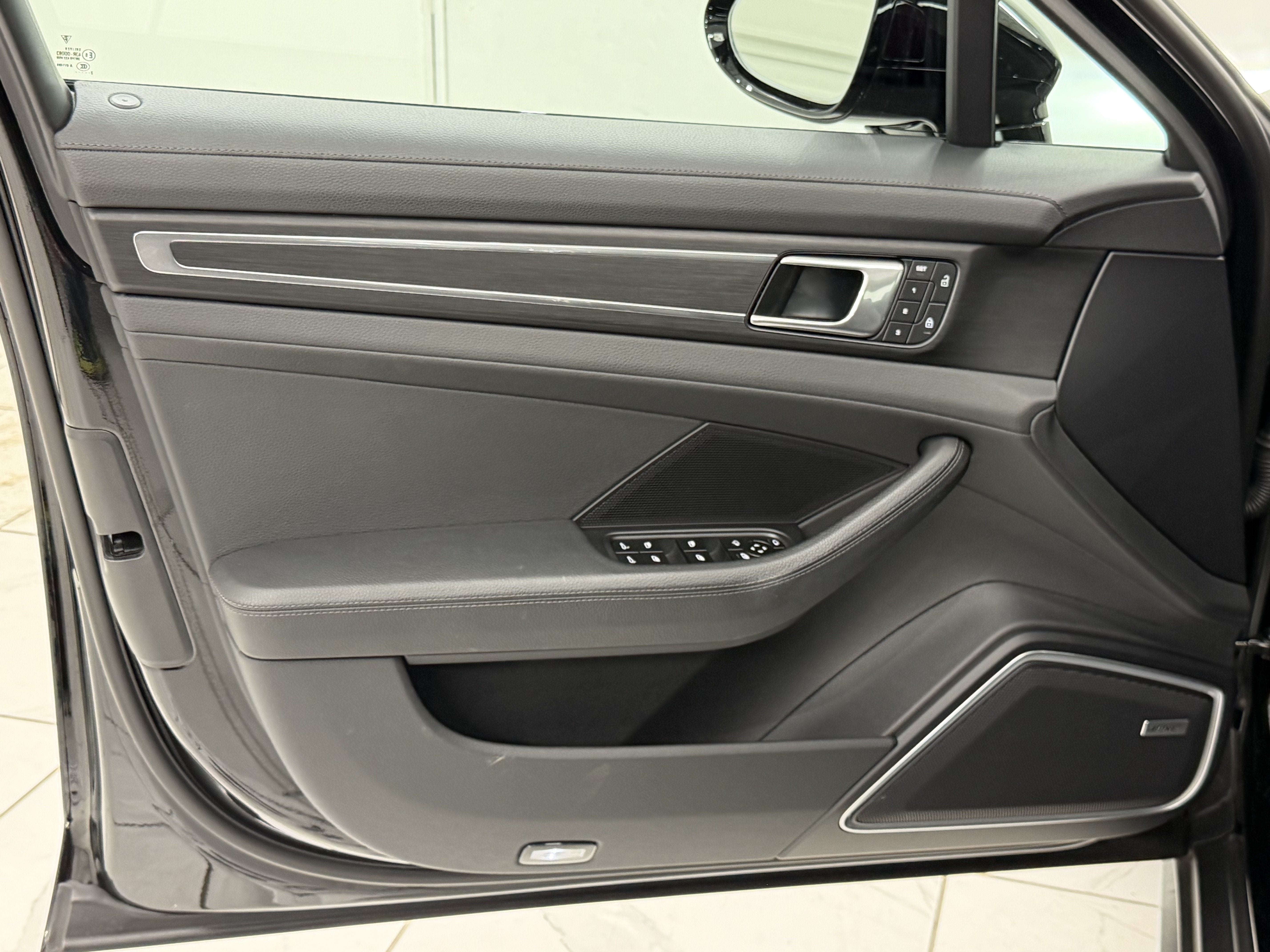 2023 Porsche Panamera 4 Platinum Edition