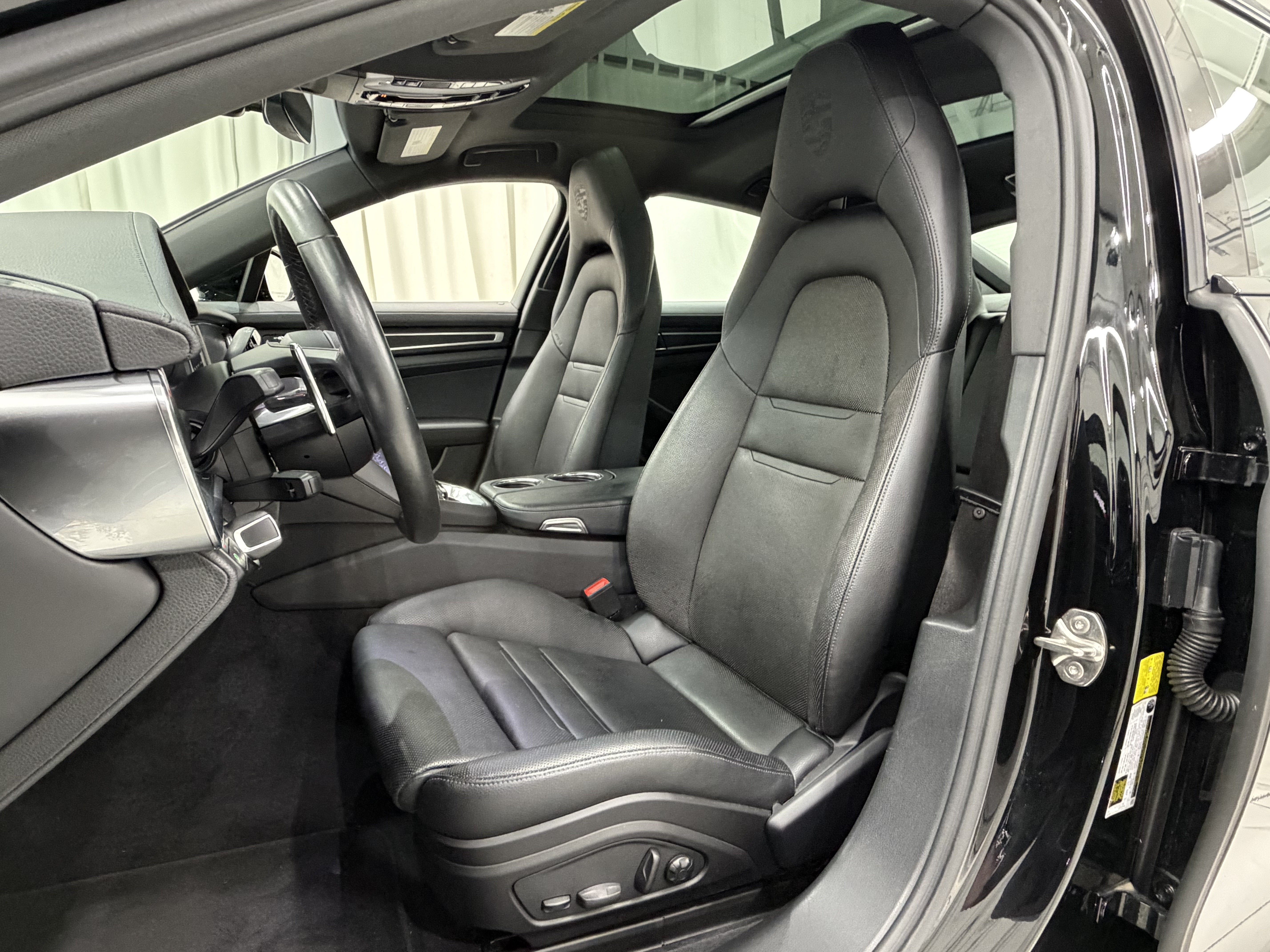 2023 Porsche Panamera 4 Platinum Edition