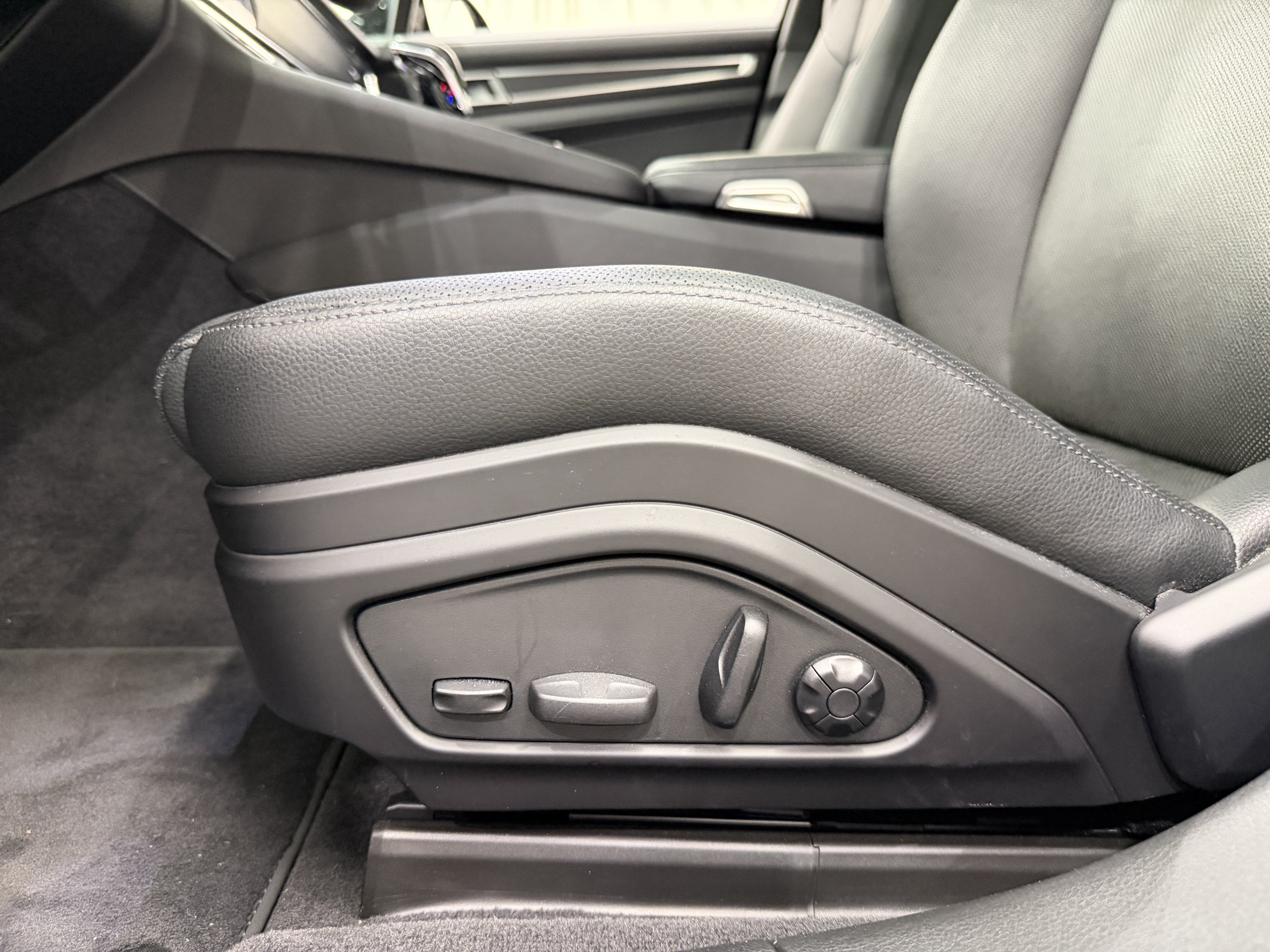 2023 Porsche Panamera 4 Platinum Edition