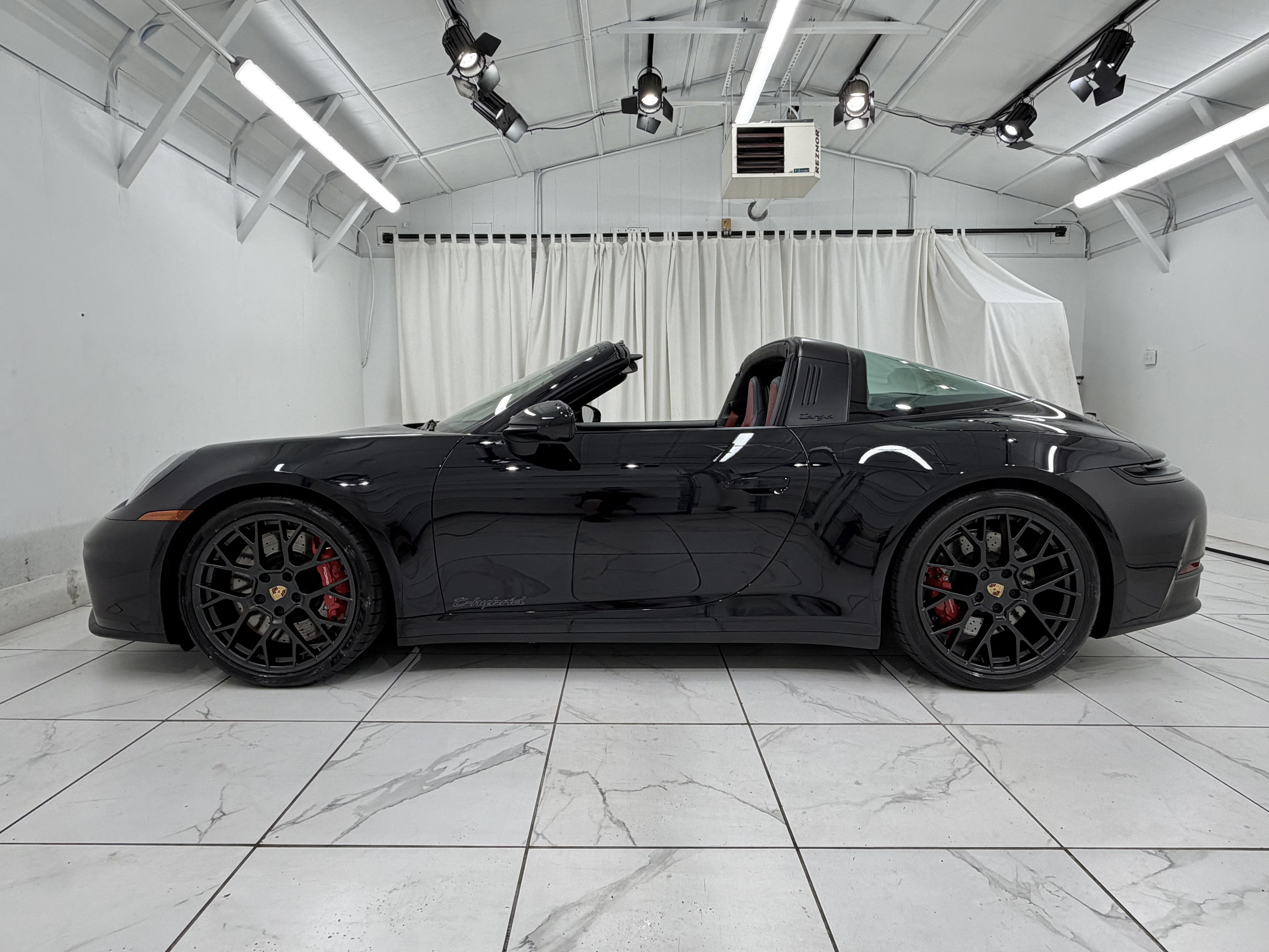 2025 Porsche 911 4 GTS