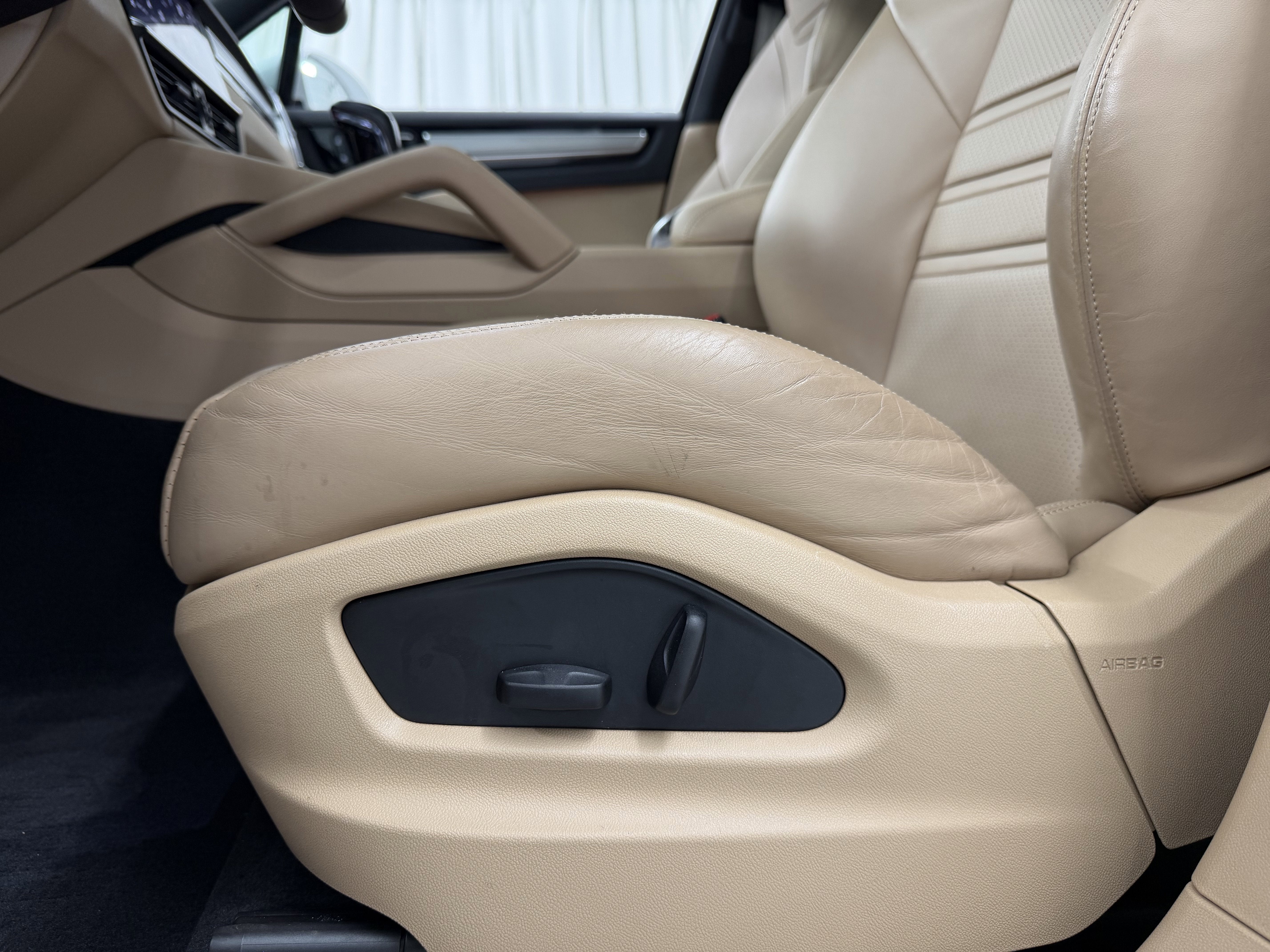 2023 Porsche Cayenne Platinum Edition