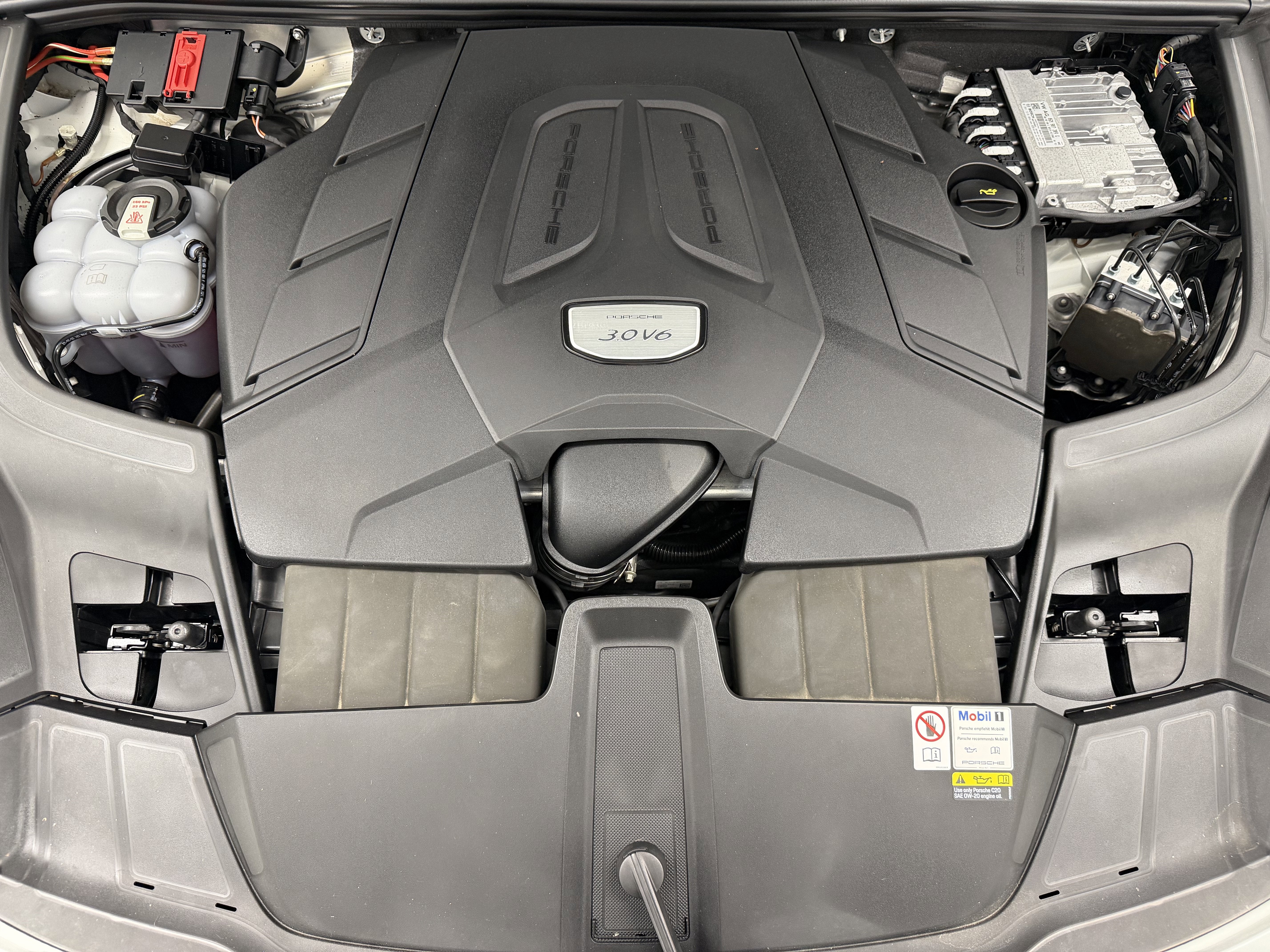 2023 Porsche Cayenne Platinum Edition