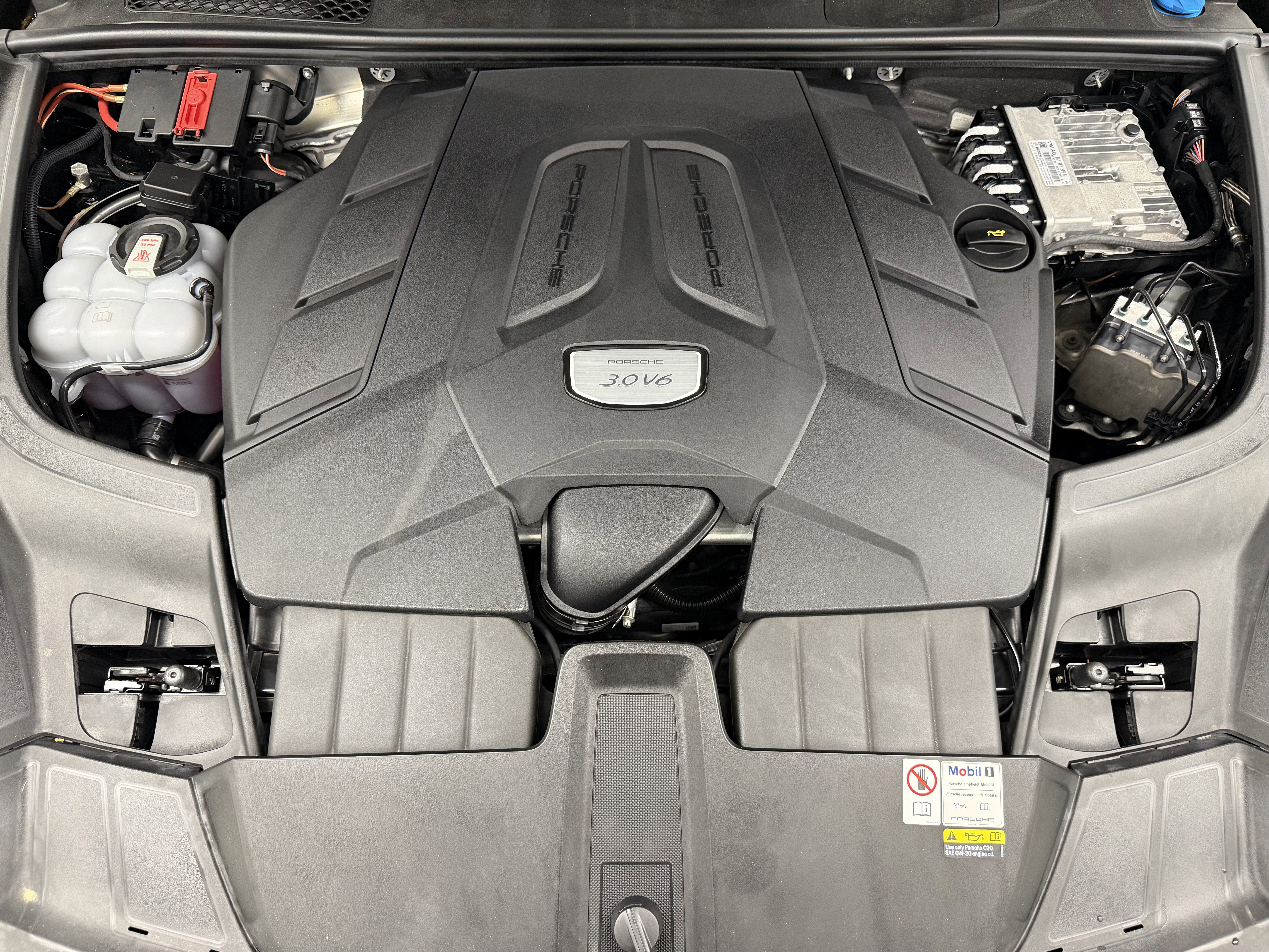 2023 Porsche Cayenne Platinum Edition