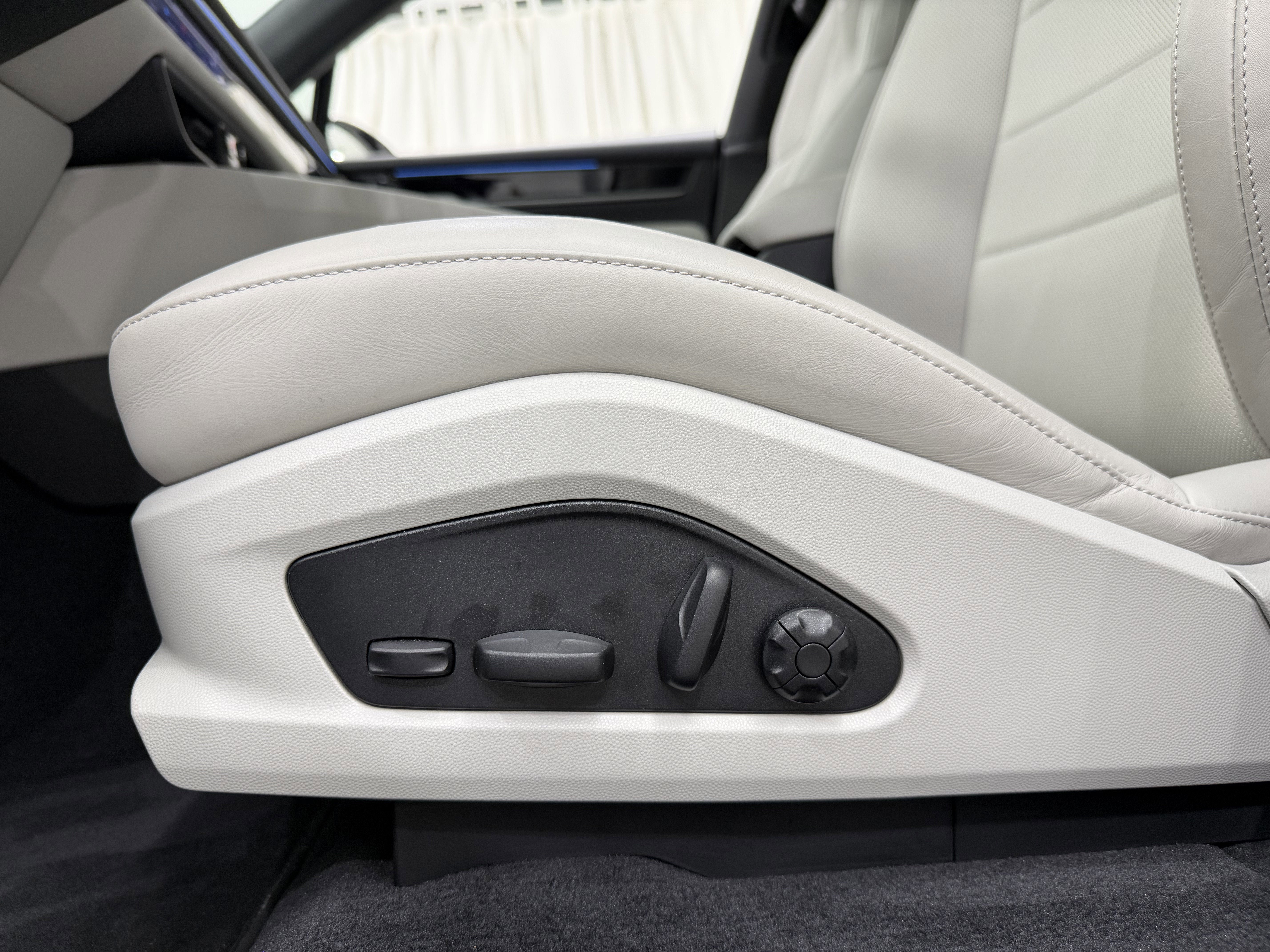 2025 Porsche Macan Electric 4S