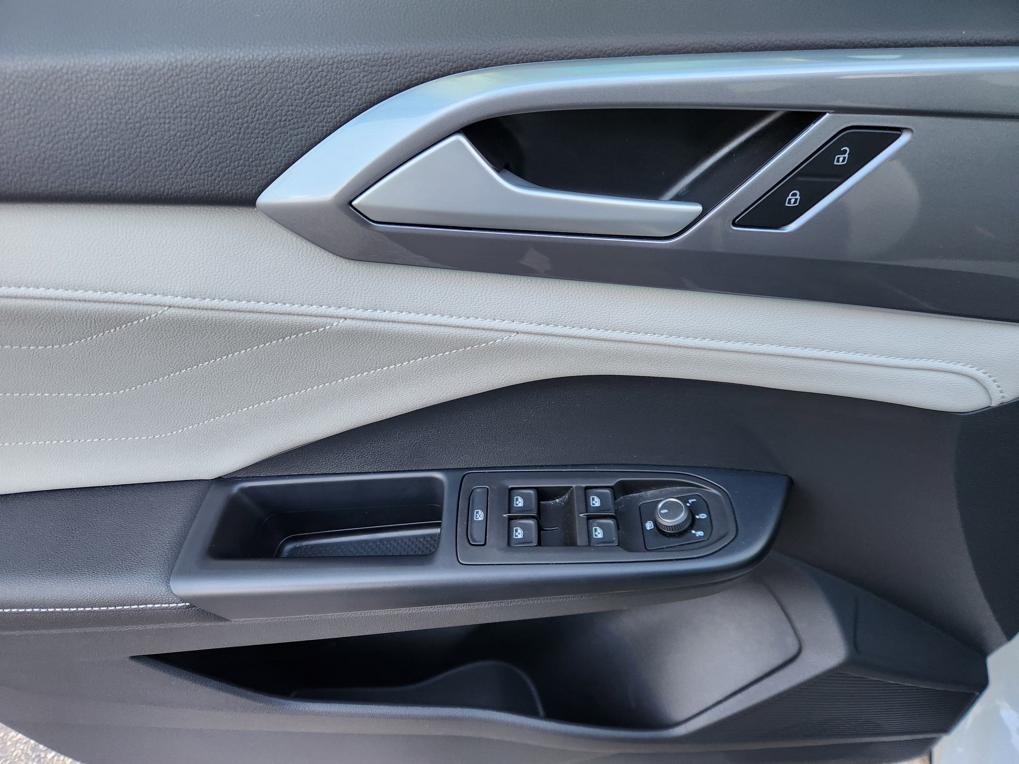 2025 Volkswagen Taos SEL