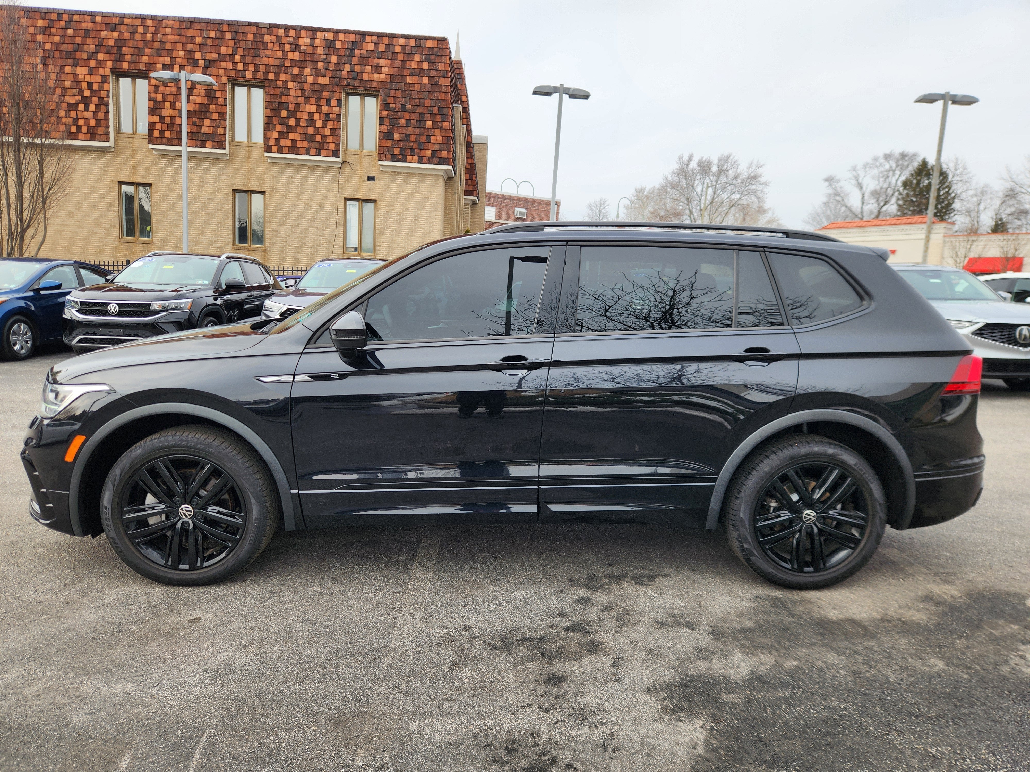 2022 Volkswagen Tiguan SE R-Line Black