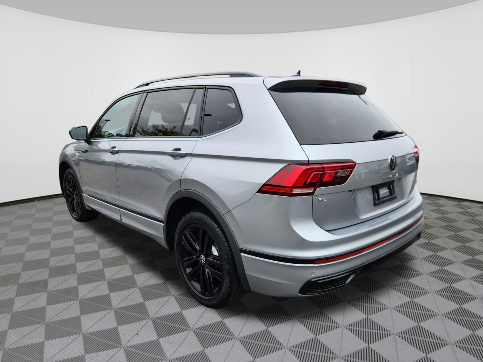 2022 Volkswagen Tiguan SE R-Line Black