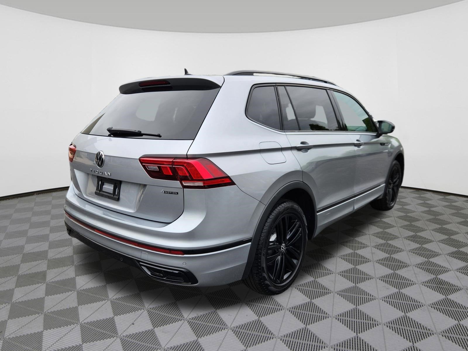 2022 Volkswagen Tiguan SE R-Line Black