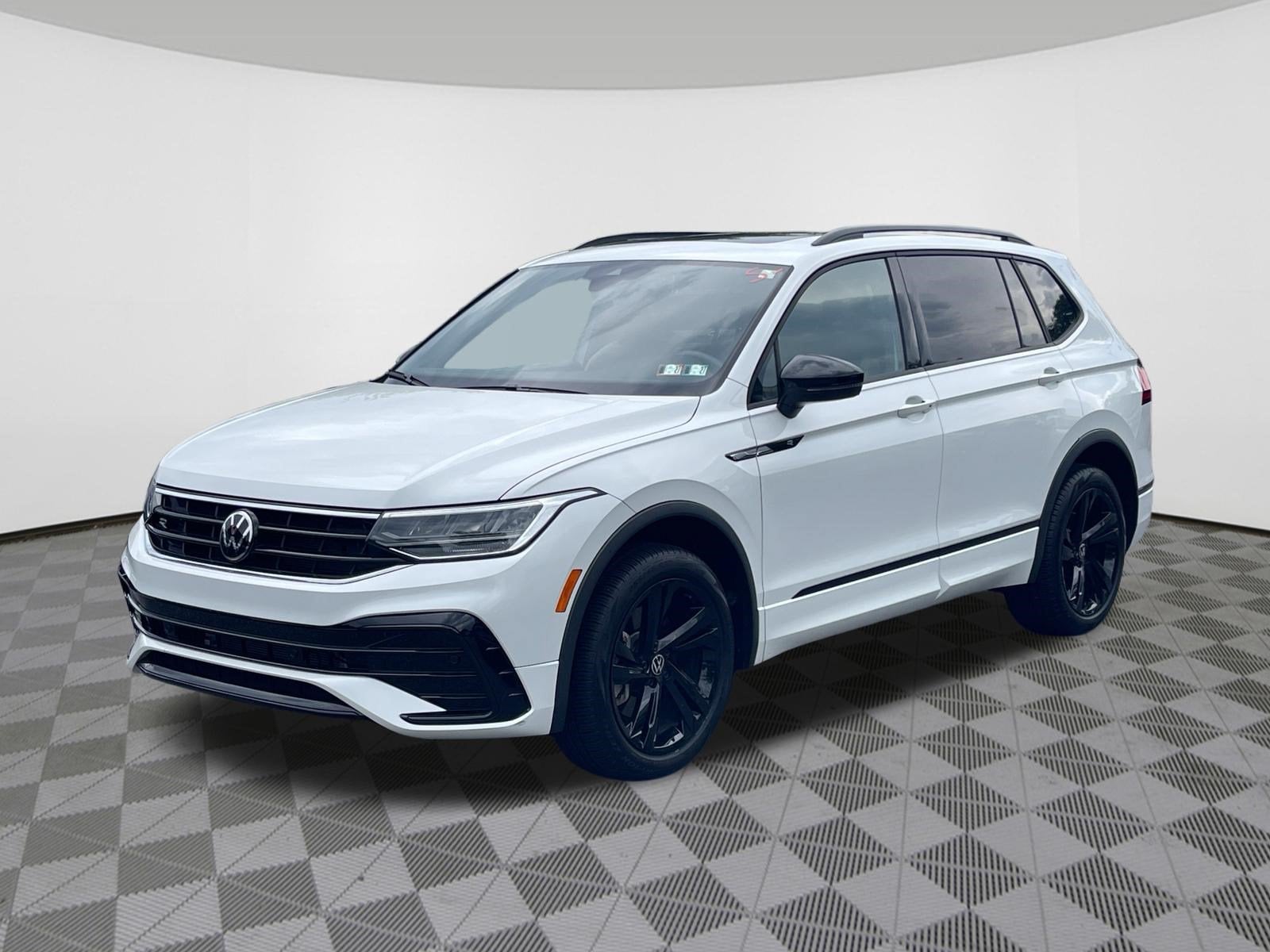 2024 Volkswagen Tiguan SE R-Line Black