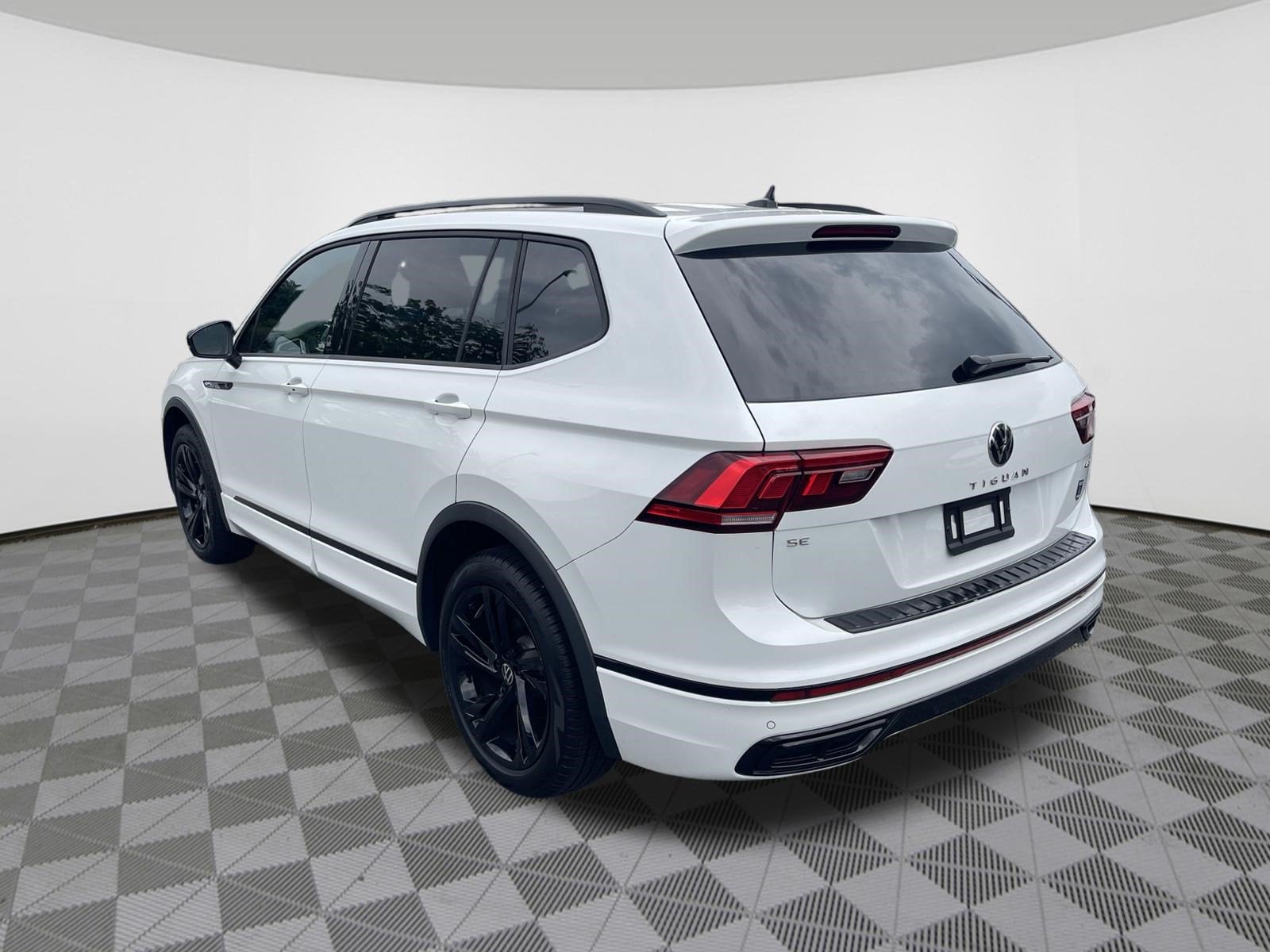 2024 Volkswagen Tiguan SE R-Line Black