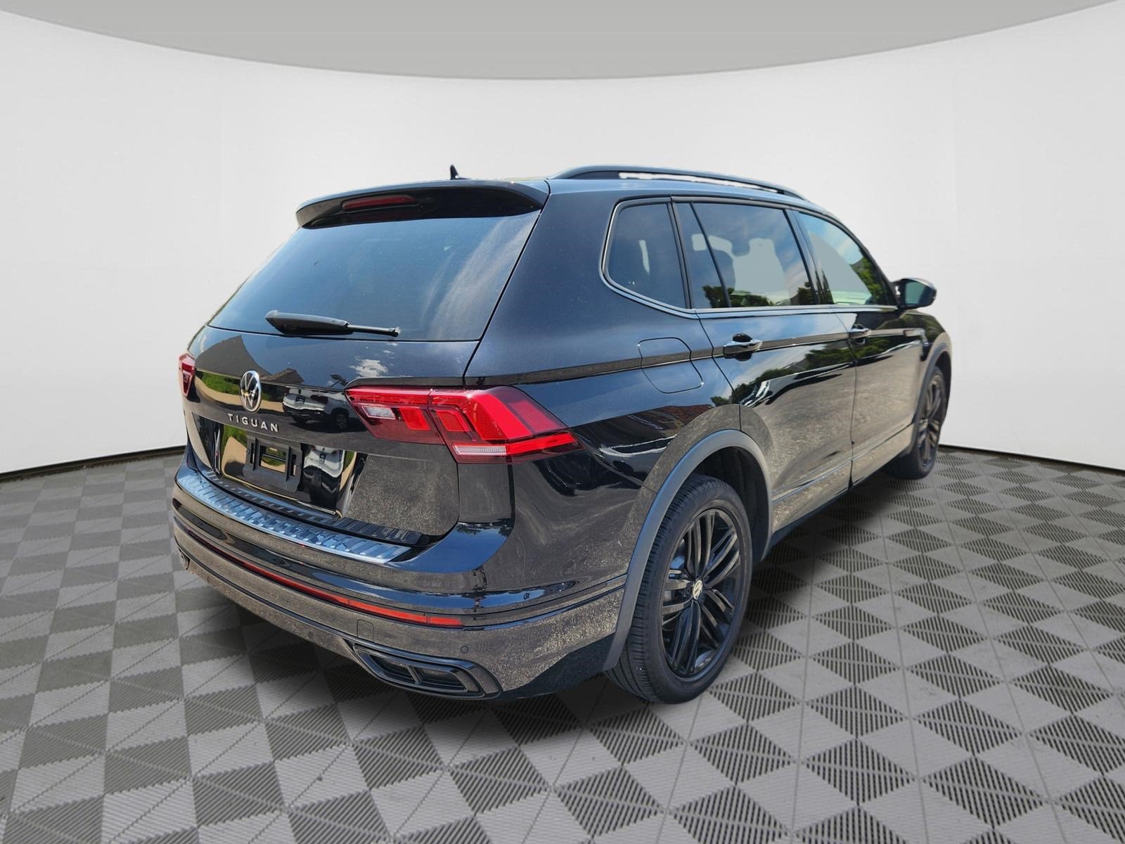 2022 Volkswagen Tiguan SE R-Line Black