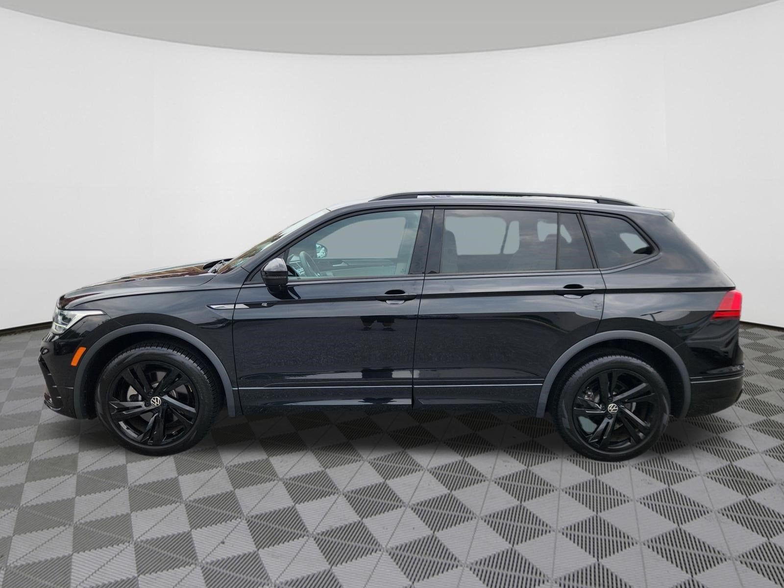 2023 Volkswagen Tiguan SE R-Line Black
