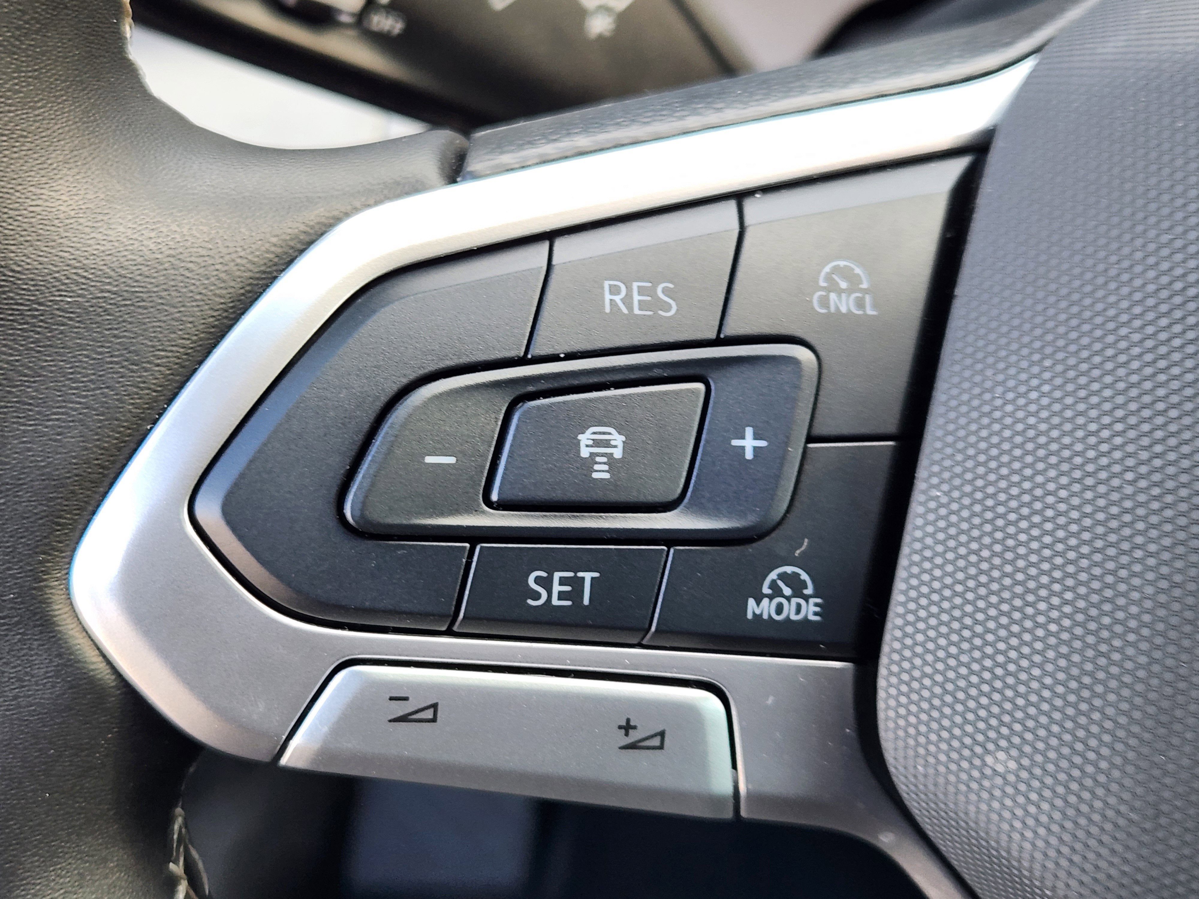 2025 Volkswagen Tiguan SE