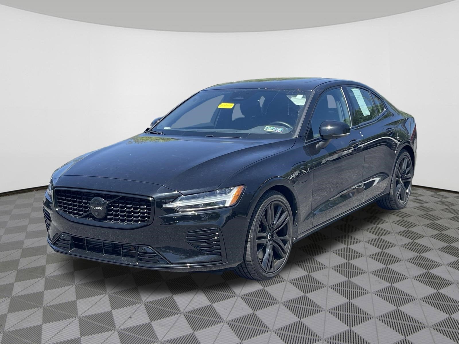 2023 Volvo S60 Recharge Plug-In Hybrid Plus Black Edition