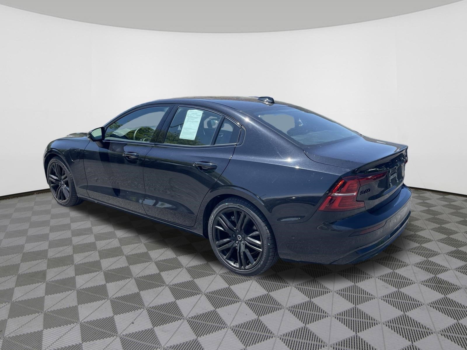 2023 Volvo S60 Recharge Plug-In Hybrid Plus Black Edition