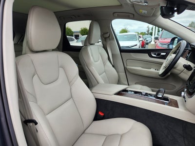 2022 Volvo XC60 Momentum