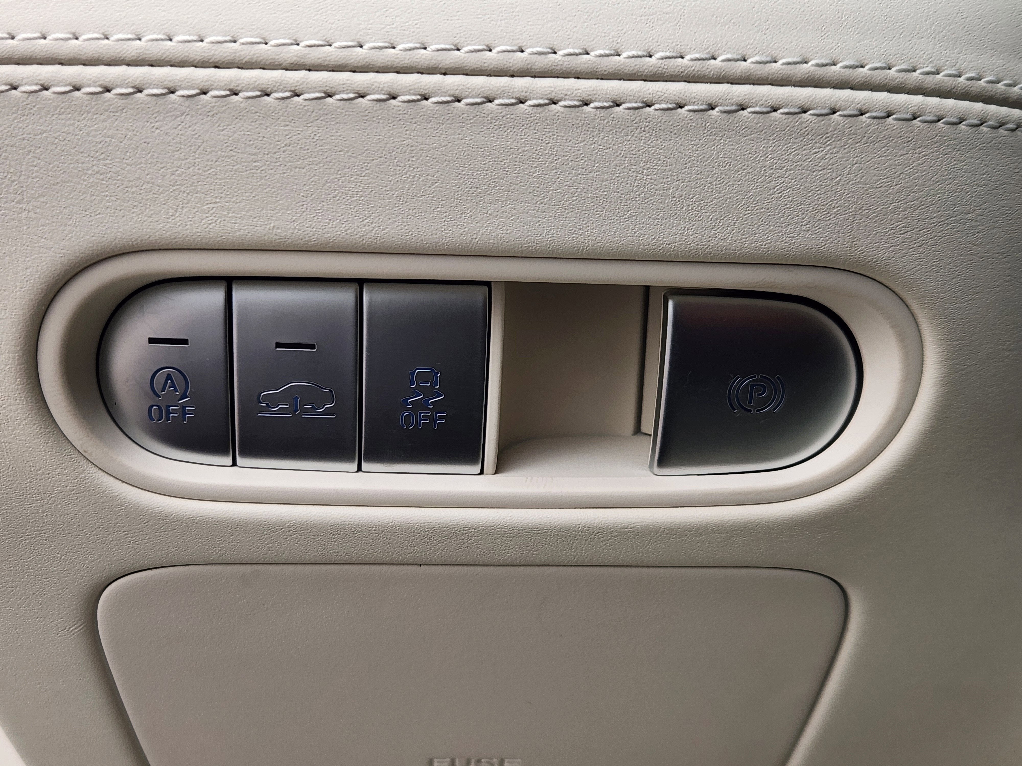 2025 Genesis G90 e-SC