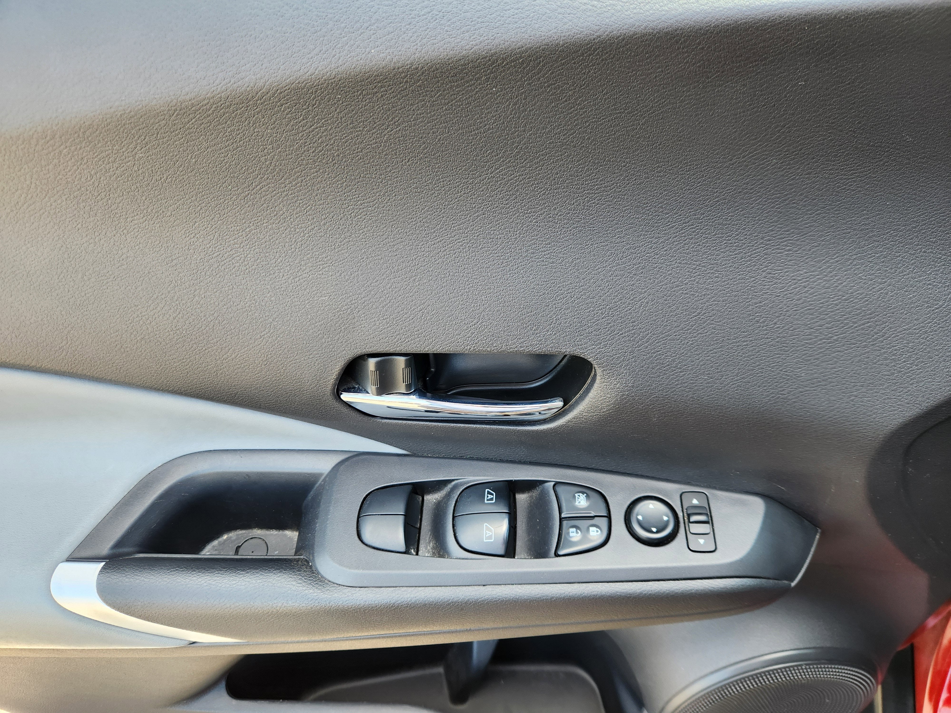 2022 Nissan Kicks SR