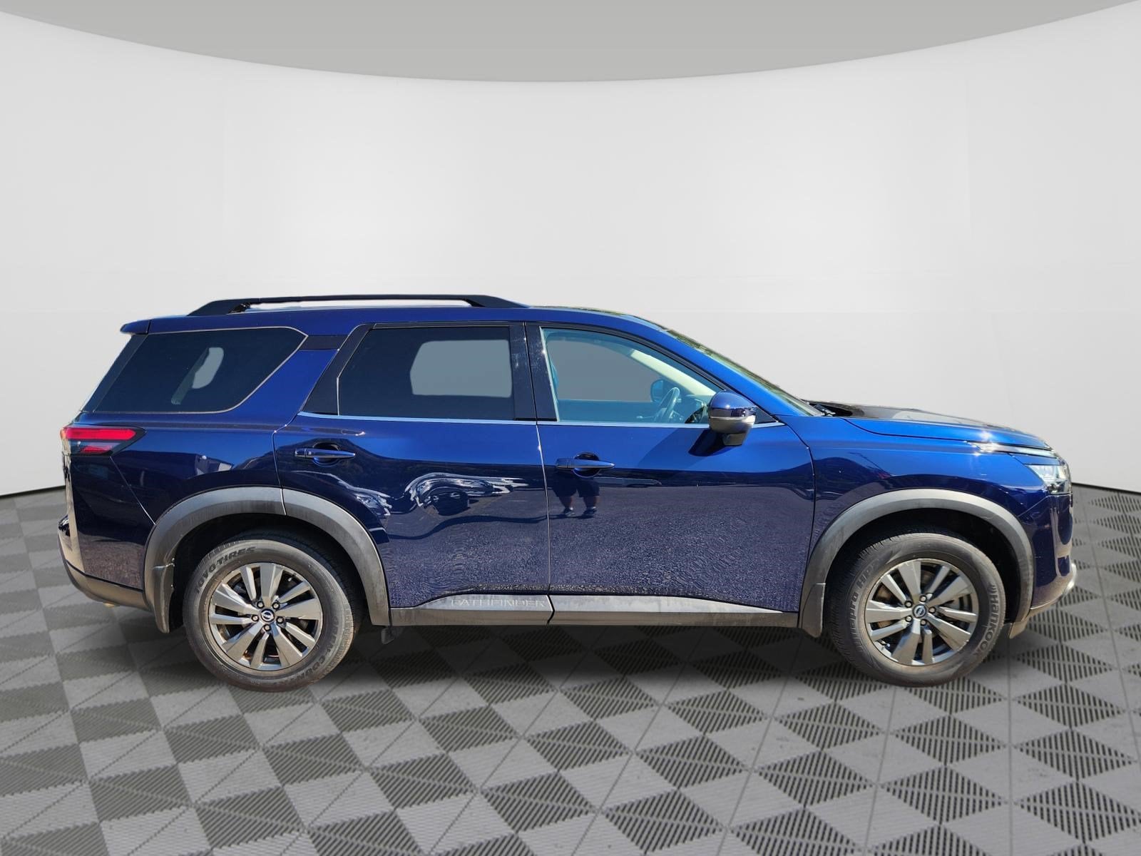 2022 Nissan Pathfinder SV