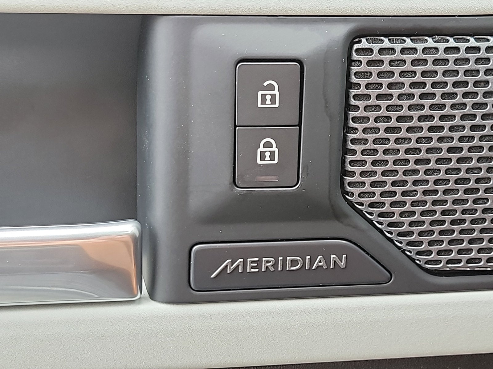 2020 Land Rover Defender SE