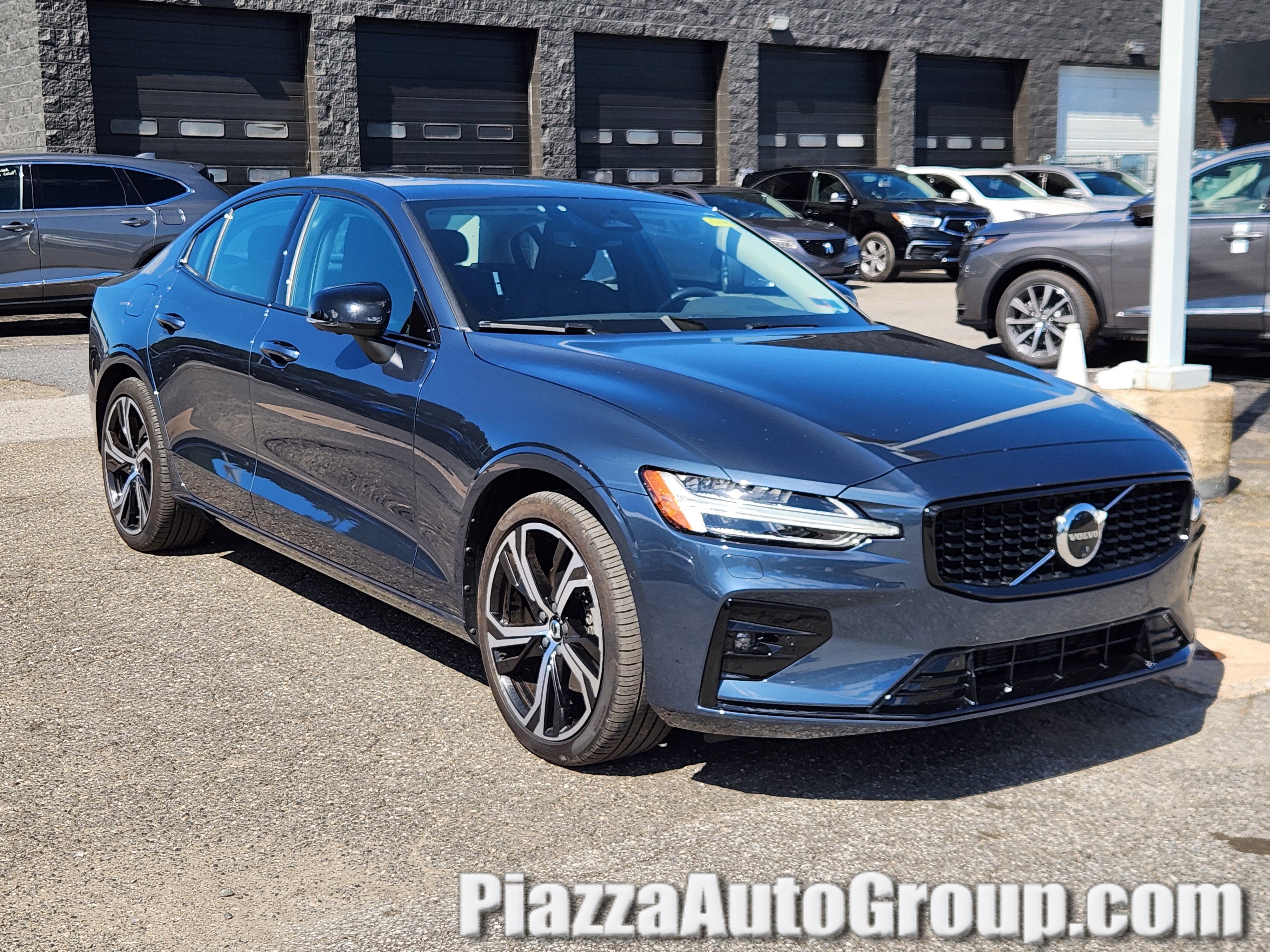 2024 Volvo S60 B5 Plus Dark Theme