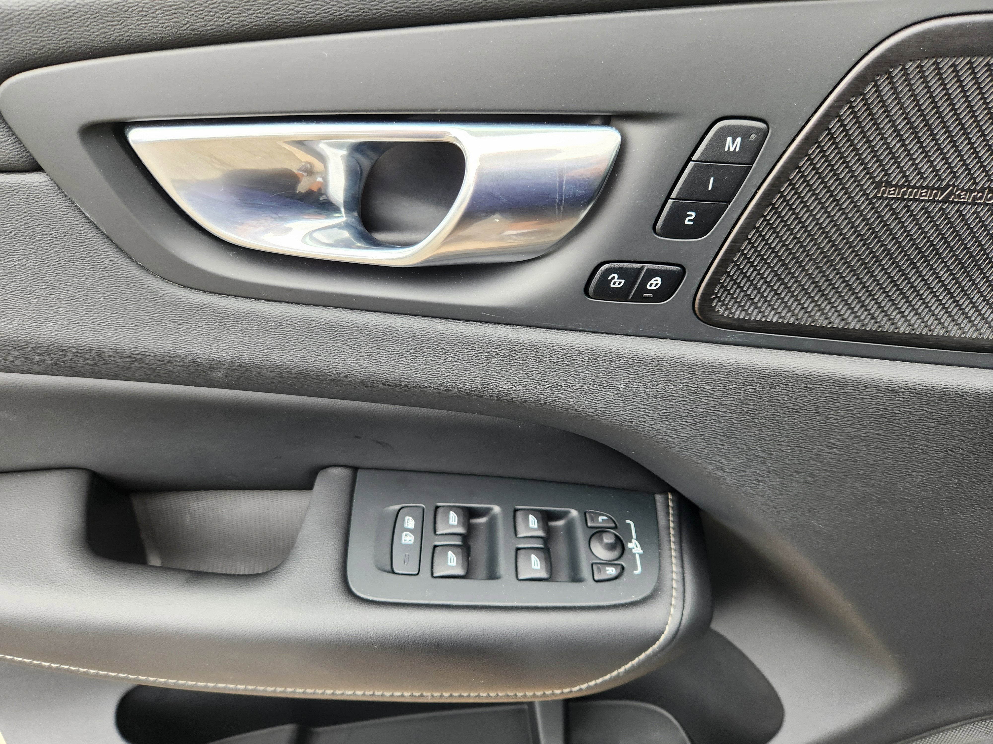 2025 Volvo XC60 B5 Ultra
