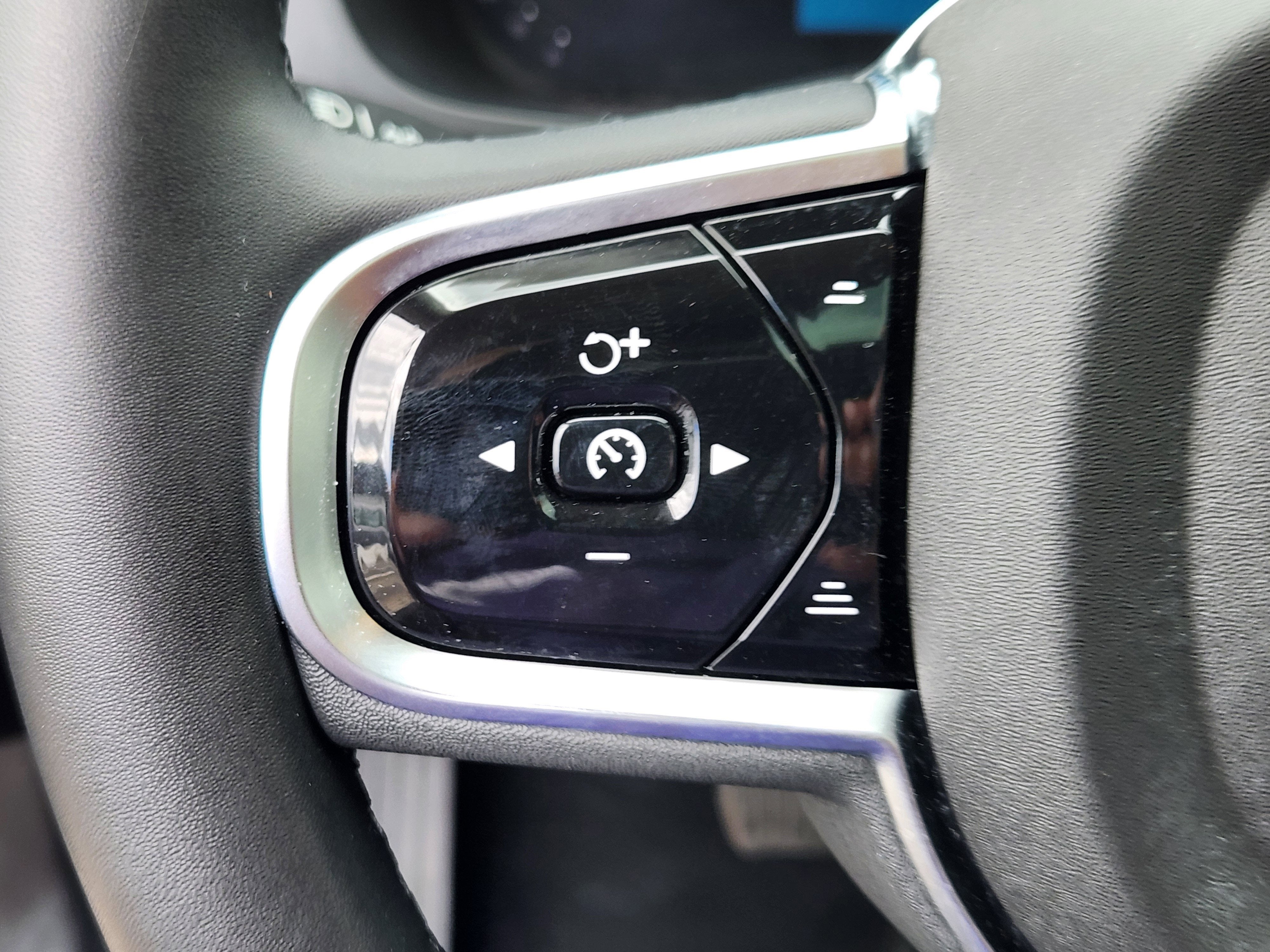 2025 Volvo XC60 B5 Ultra